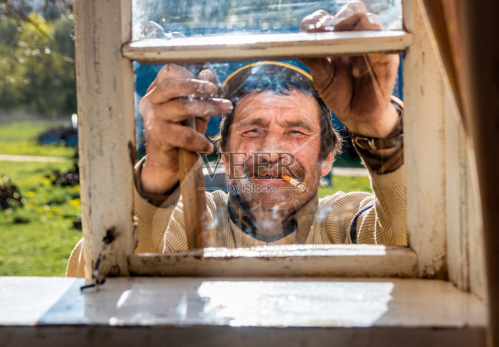 工匠望着窗外照片摄影图片