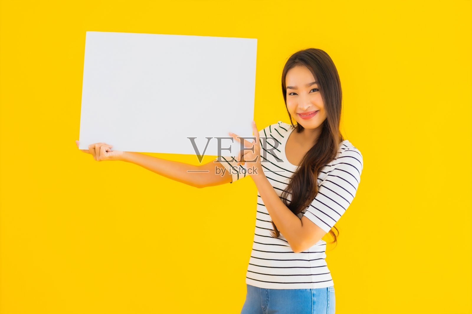 肖像美丽的年轻亚洲女人显示空白的白色广告牌照片摄影图片