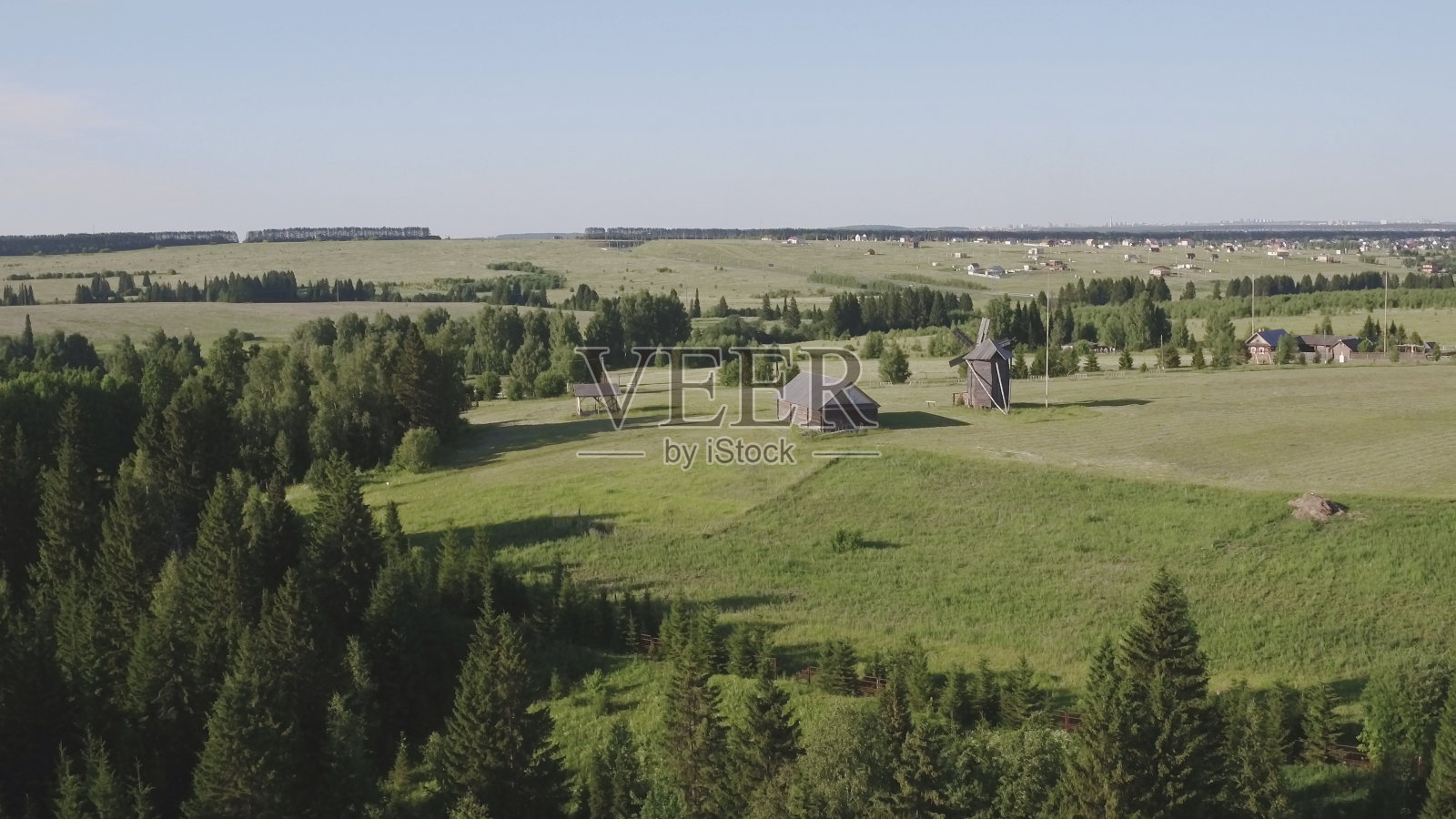 俄罗斯传统的古董木制风车鸟瞰图。磨坊的叶片由风能旋转，可持续的清洁能源。俄罗斯乡村的旅游胜地照片摄影图片