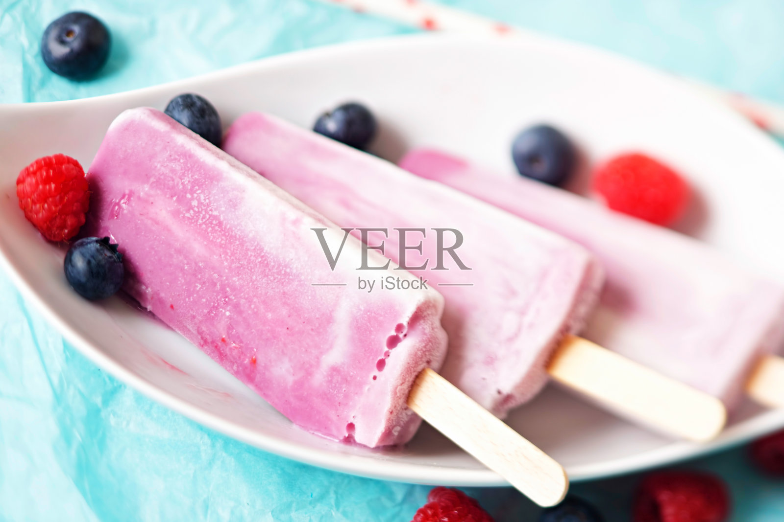 大理石蓝莓和覆盆子冰淇淋冰棒照片摄影图片