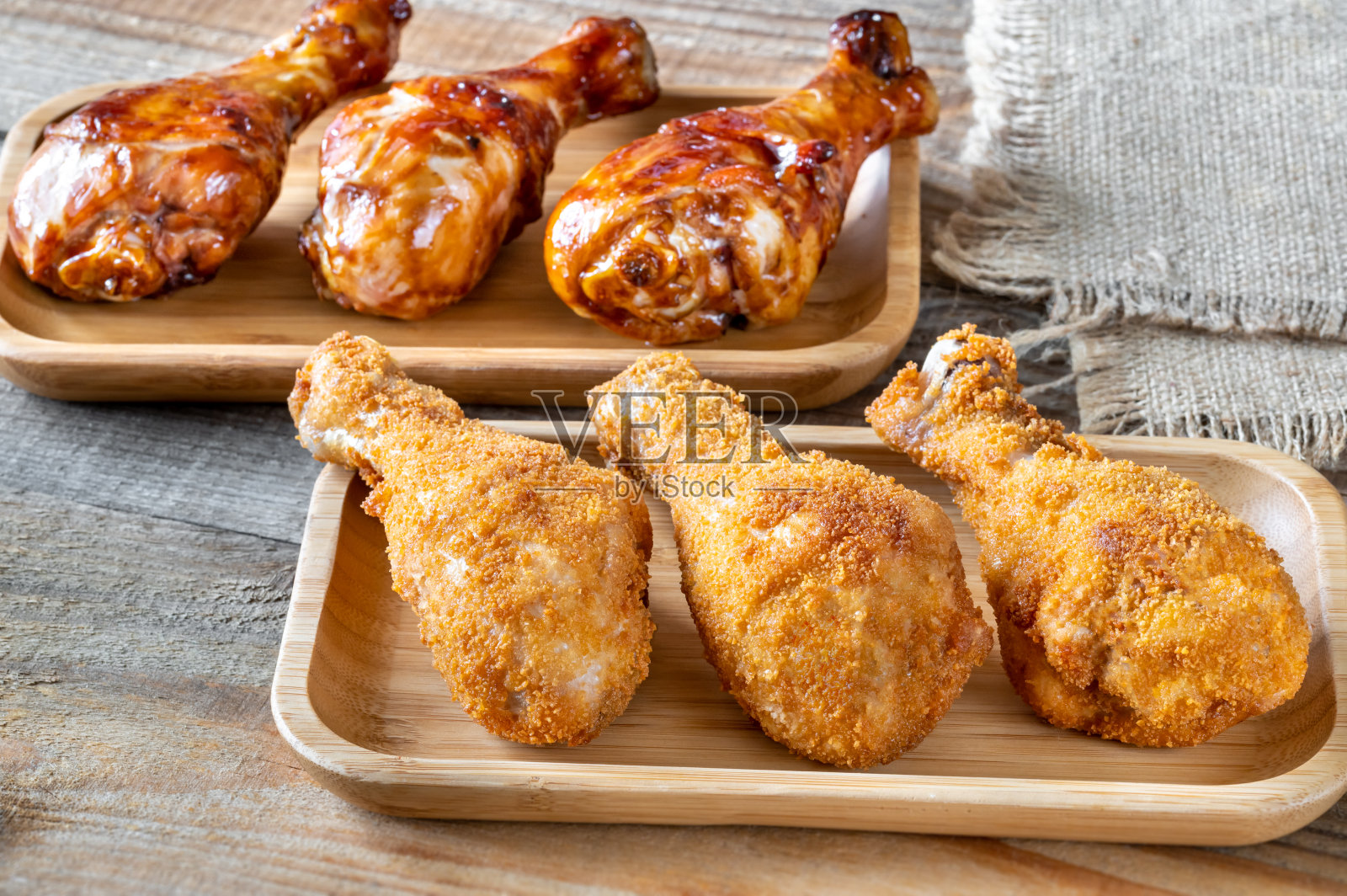 面包屑烤鸡腿照片摄影图片