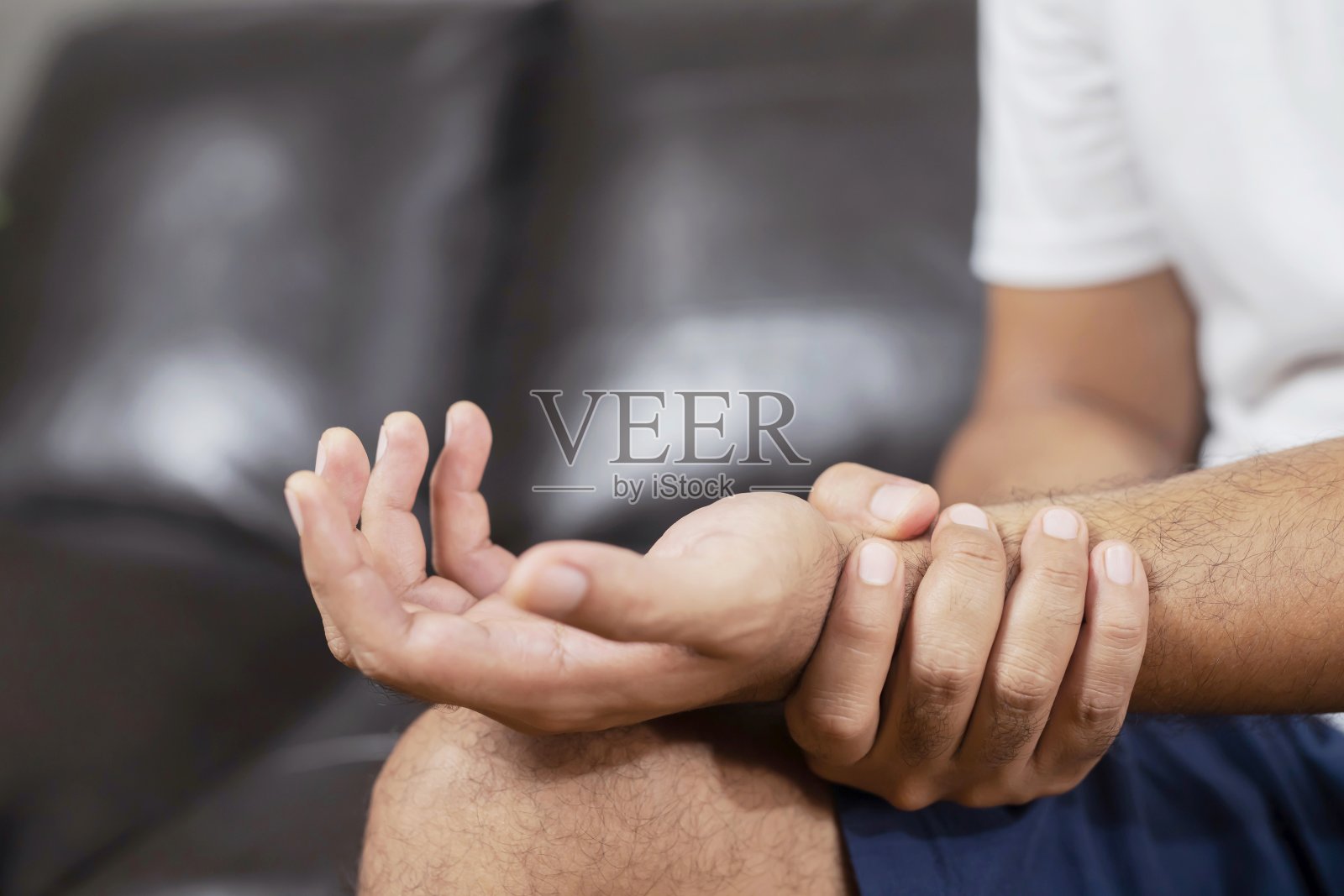 一个手疼的男人照片摄影图片