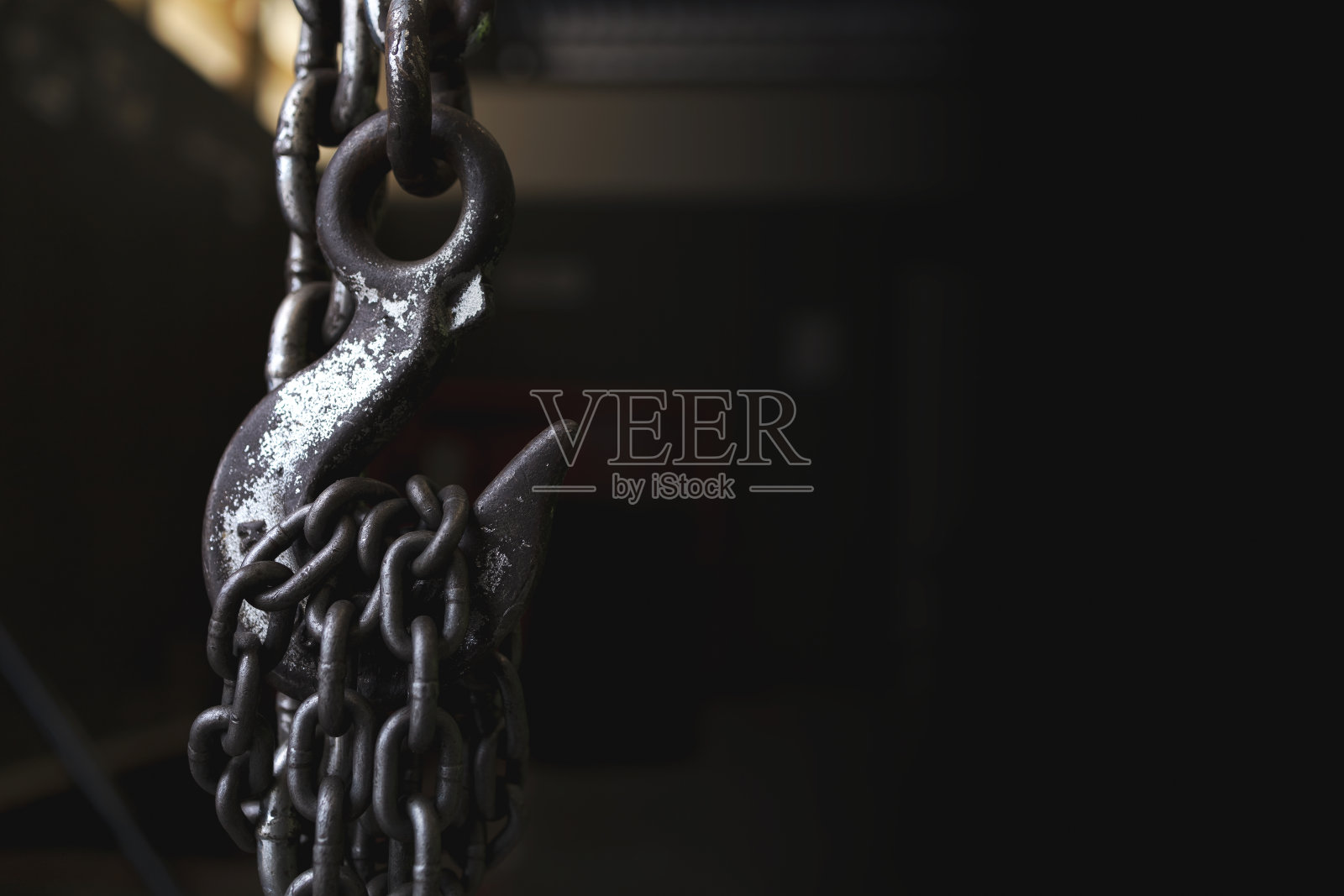 特写金属链和钩子与软焦点和在背景过光照片摄影图片