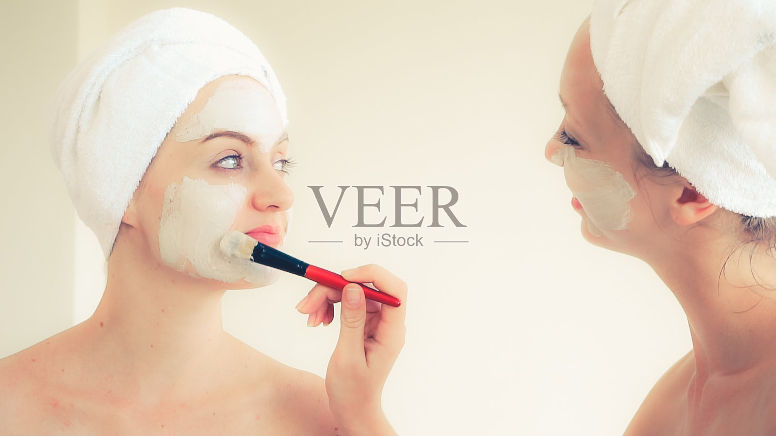 在水疗中心做面部护理的漂亮女人。照片摄影图片