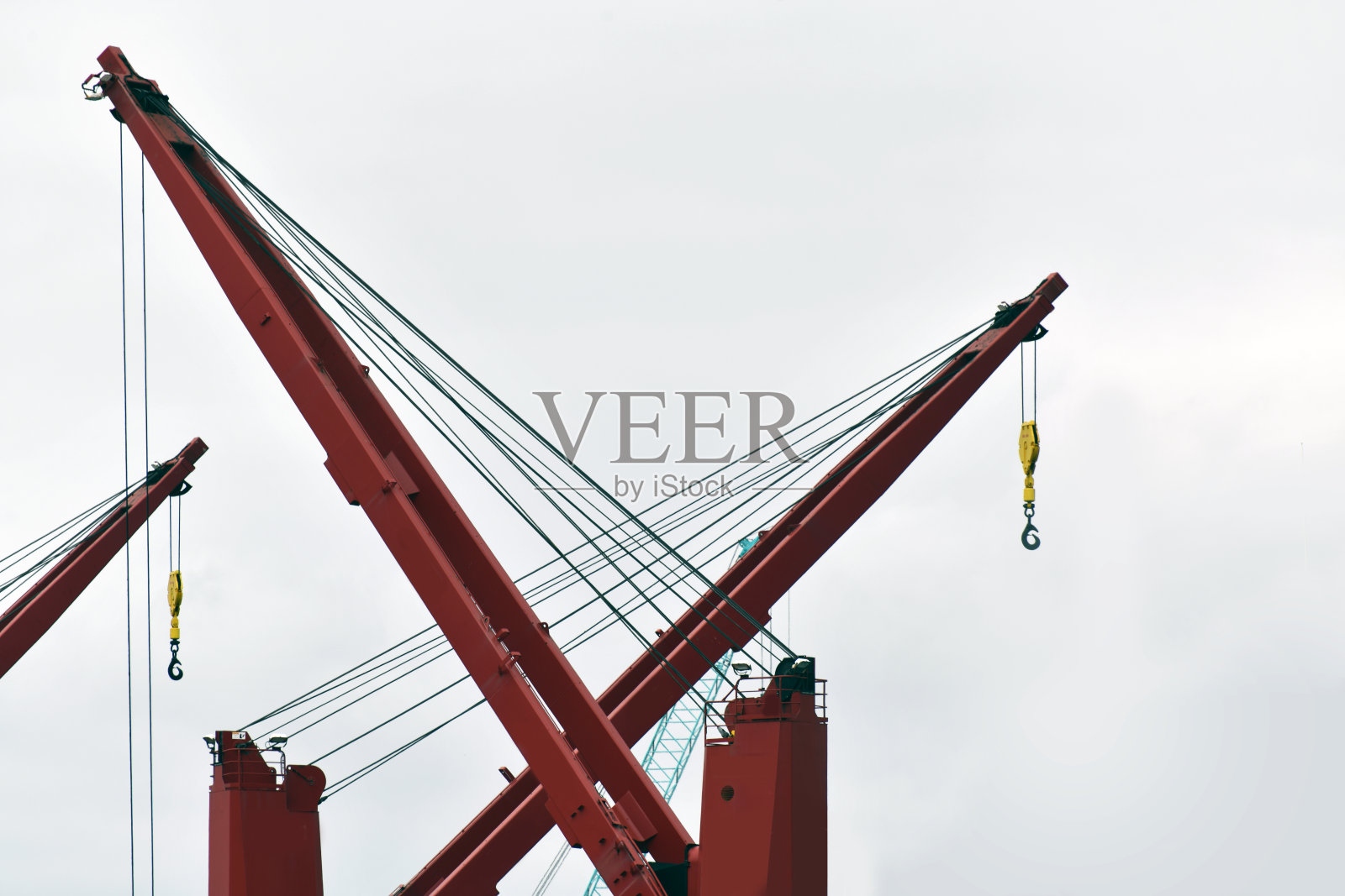 码头上忙碌的一天照片摄影图片