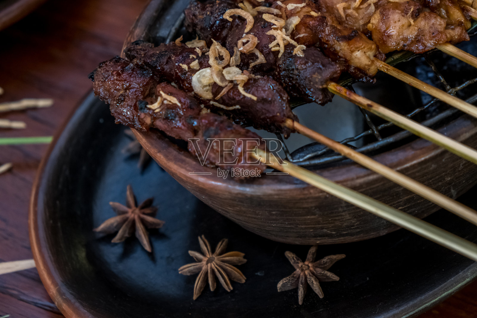 烤盘上用香草腌汁腌好的肉串。肉烤肉串照片摄影图片