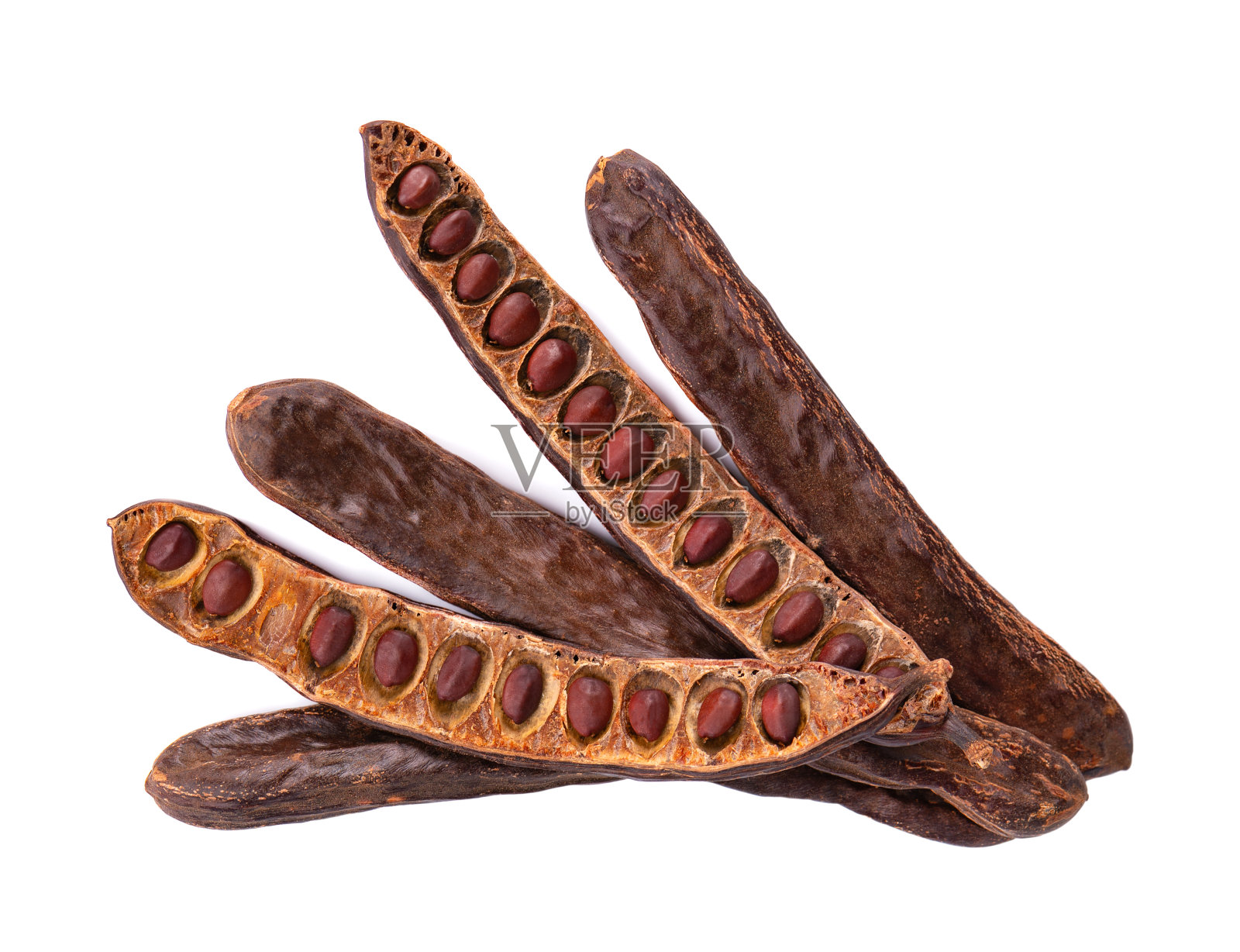 成熟的角豆荚和豆子分离在白色背景。前视图。照片摄影图片