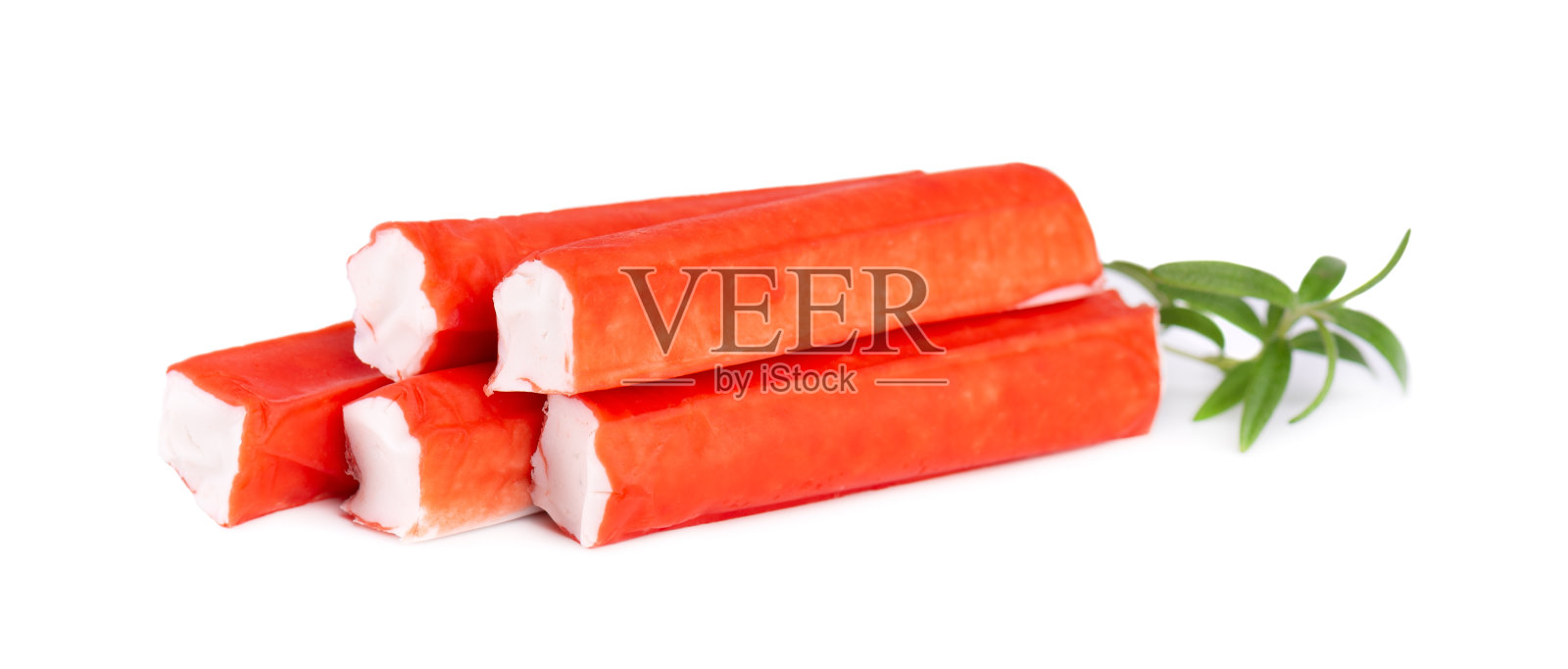 蟹棒孤立在白色背景上。仿蟹肉配迷迭香嫩枝。鱼产品。照片摄影图片
