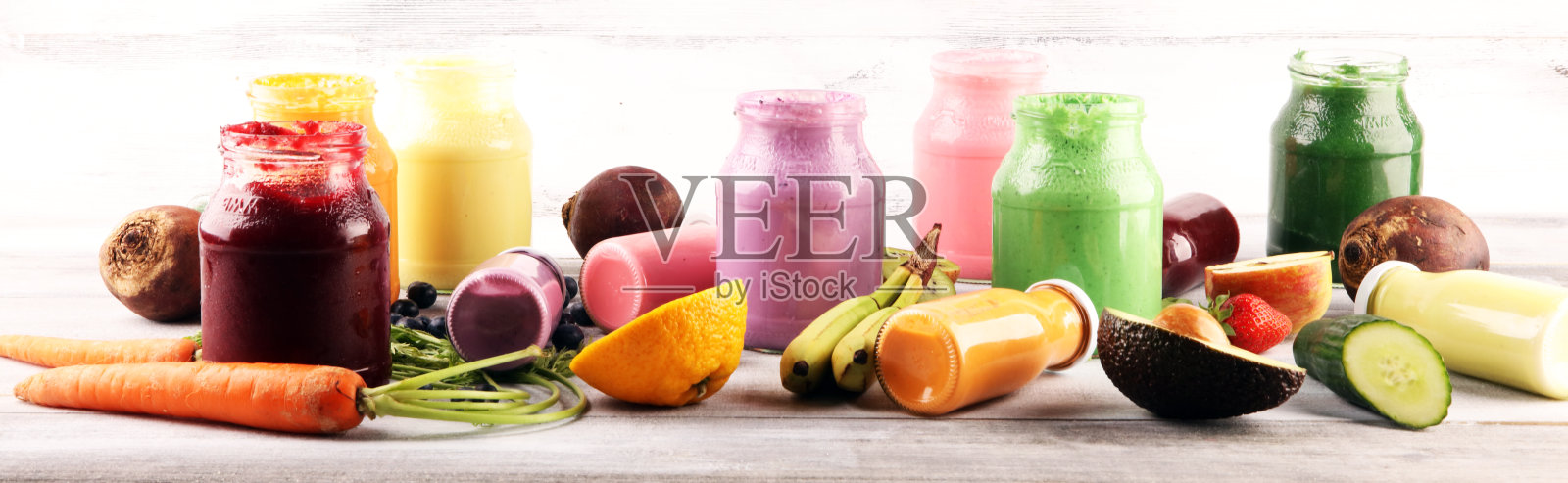 多种颜色的冰沙和果汁从蔬菜，绿色，水果和浆果，食物背景。排毒节食、清洁饮食、健康生活理念照片摄影图片