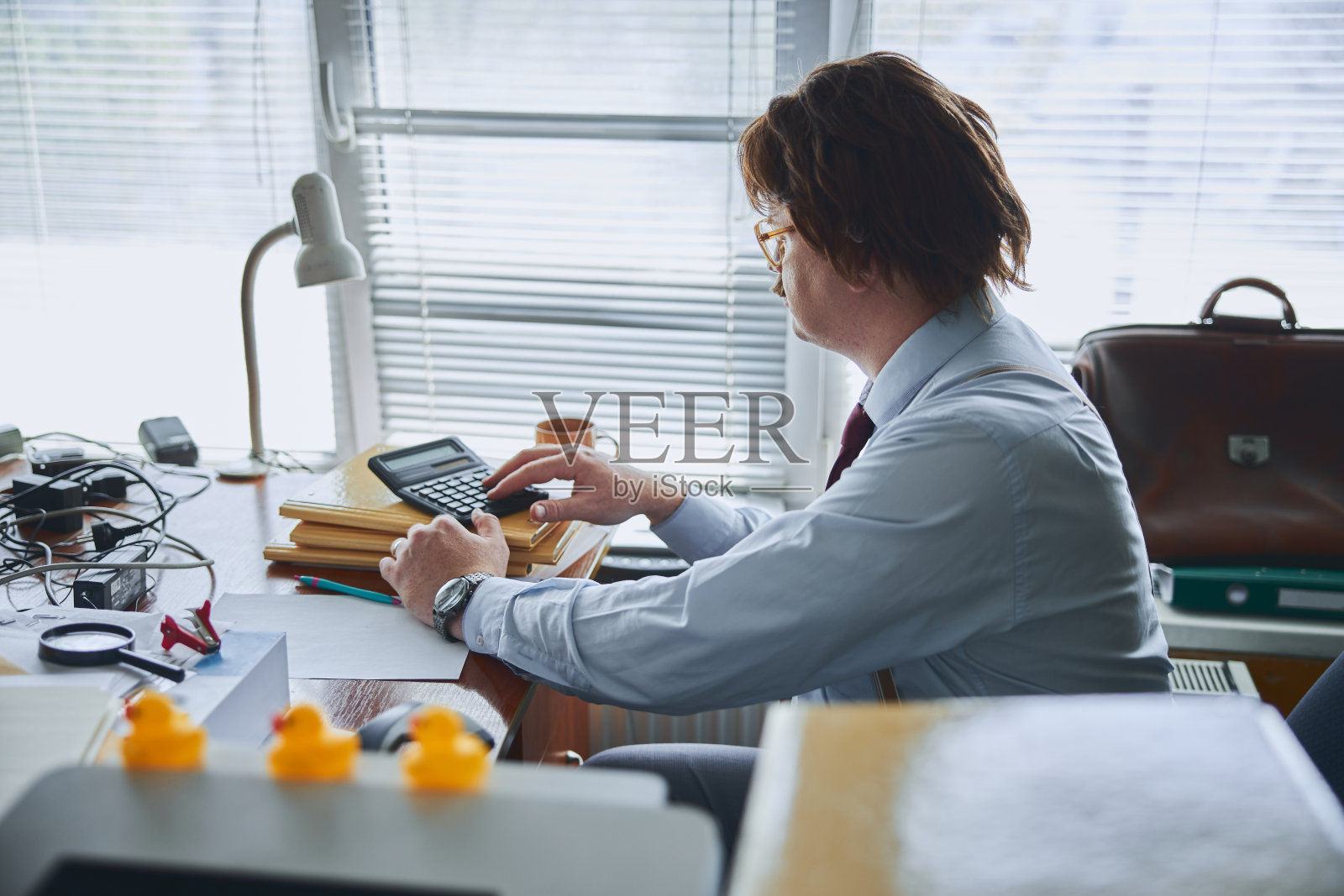 办公室里没有电脑的复古商人照片摄影图片