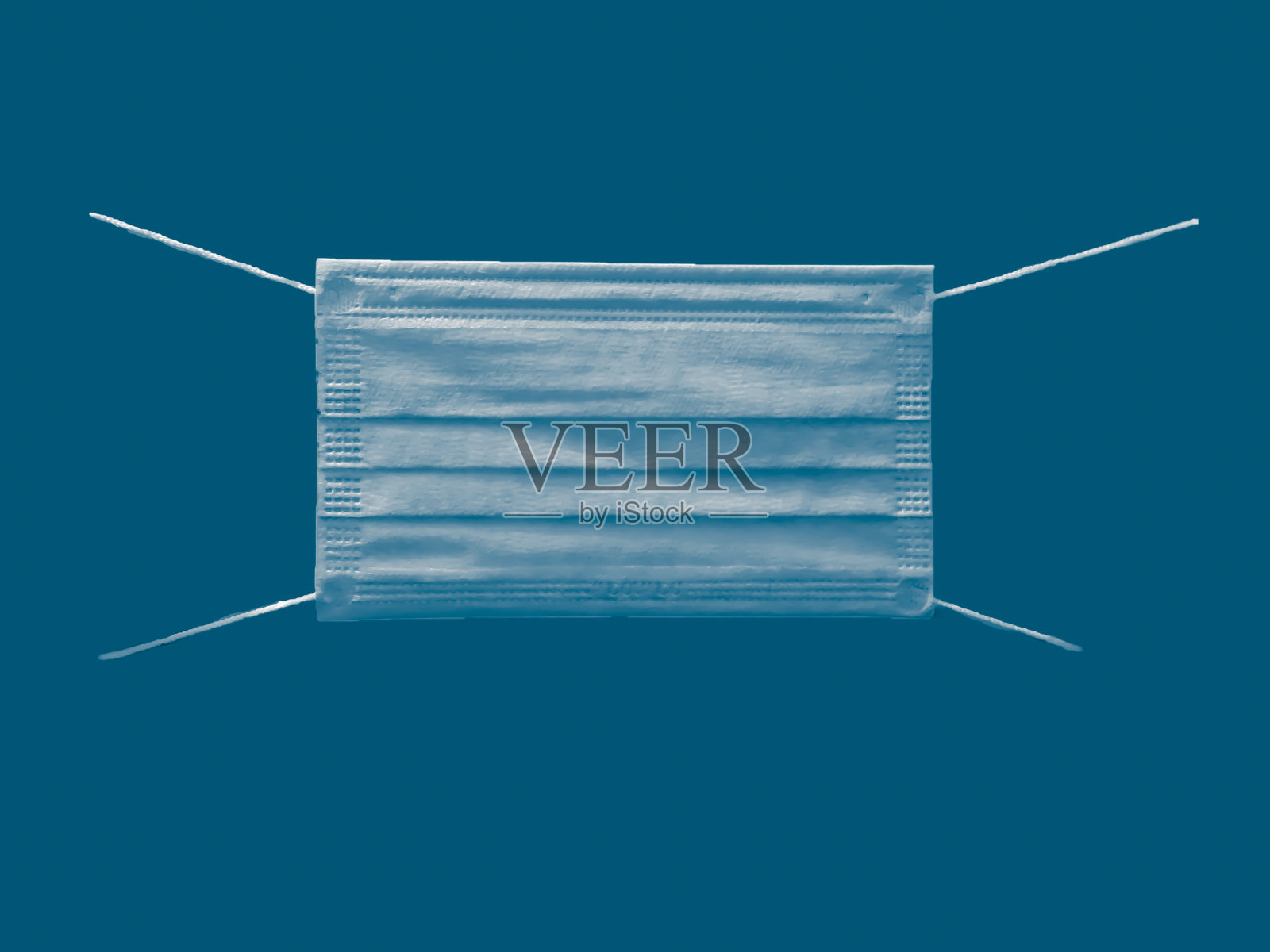 红色背景下的医用口罩照片摄影图片