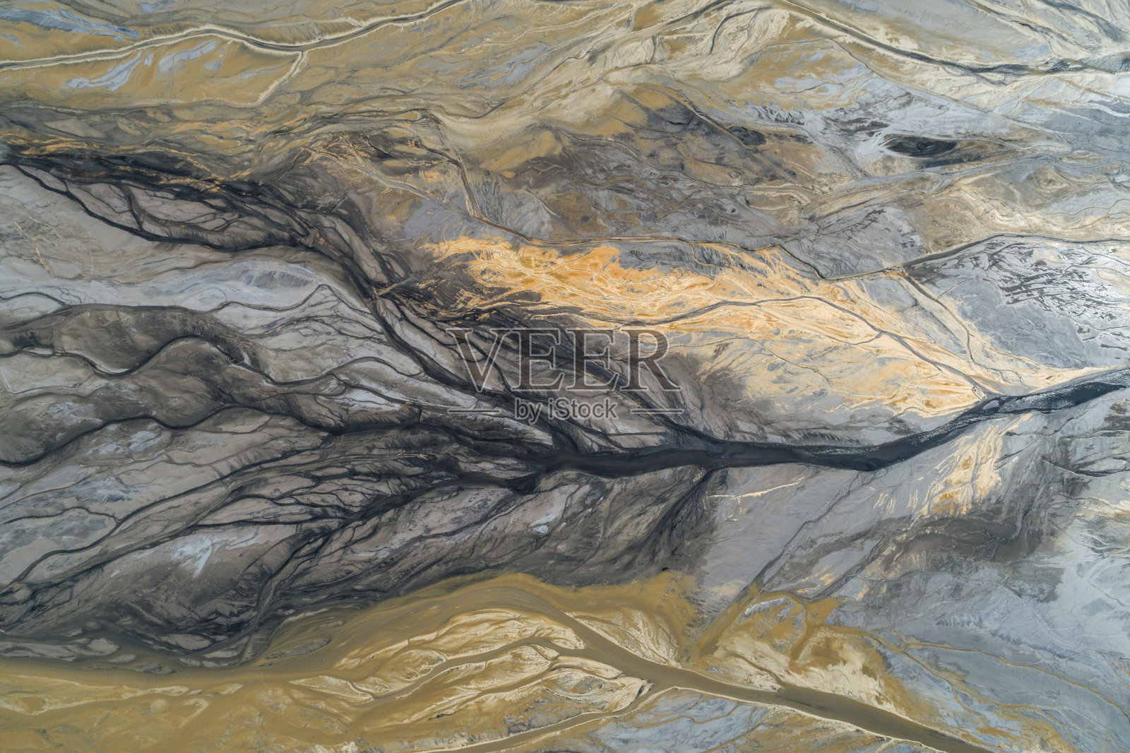 工业煤矿，发电厂的沉淀池，绿松石般的河水三角洲照片摄影图片