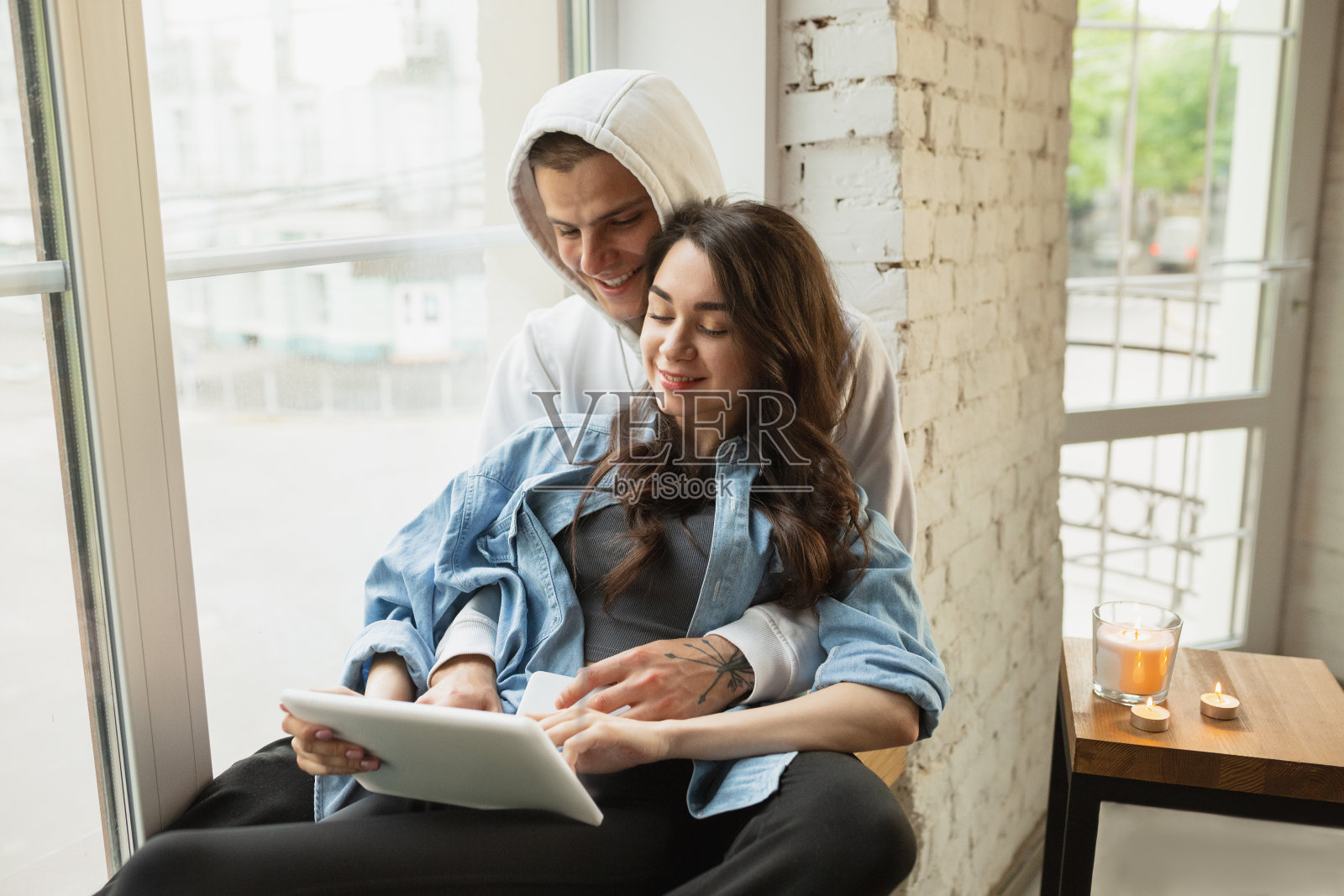 隔离封锁，待在家里的概念——年轻美丽的白种夫妇在冠状病毒全球卫生紧急情况下享受新的生活方式照片摄影图片