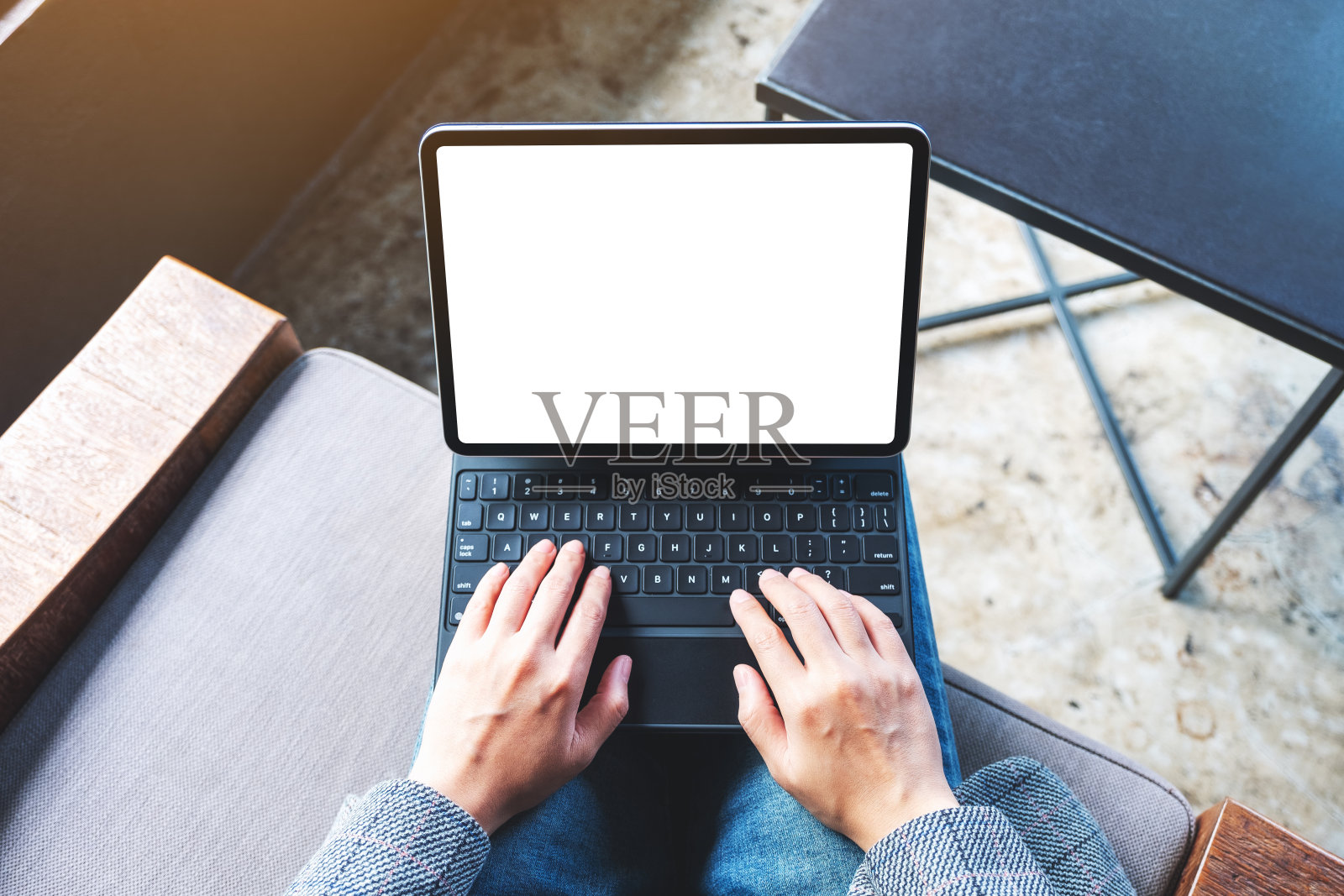 一个女人在平板电脑上用白色的桌面屏幕打字照片摄影图片