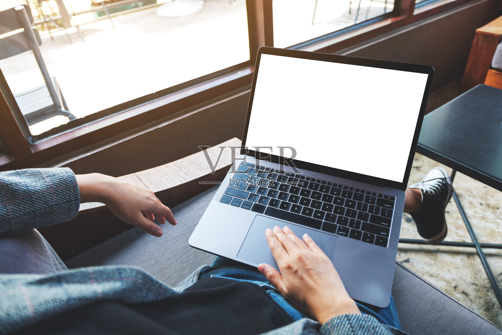 一位女士正在使用并触摸笔记本电脑的触控板照片摄影图片