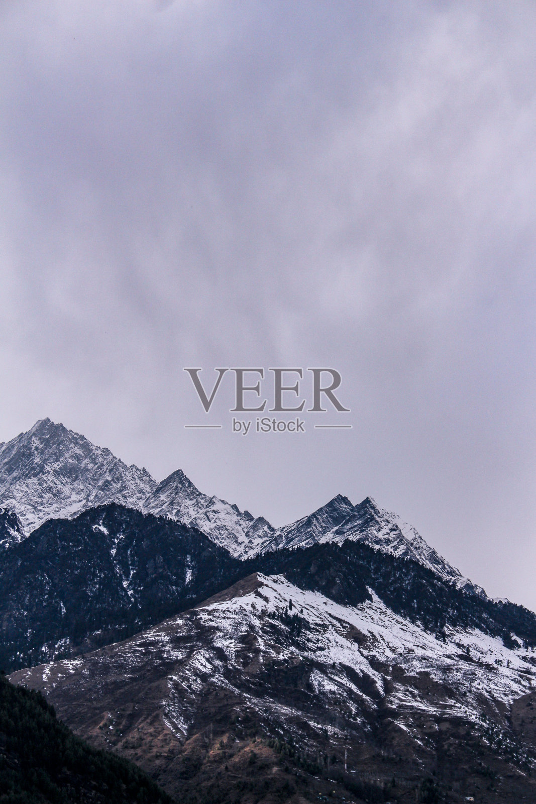 马纳里的山脉在夏天被雪覆盖。山峰在雪中。照片摄影图片