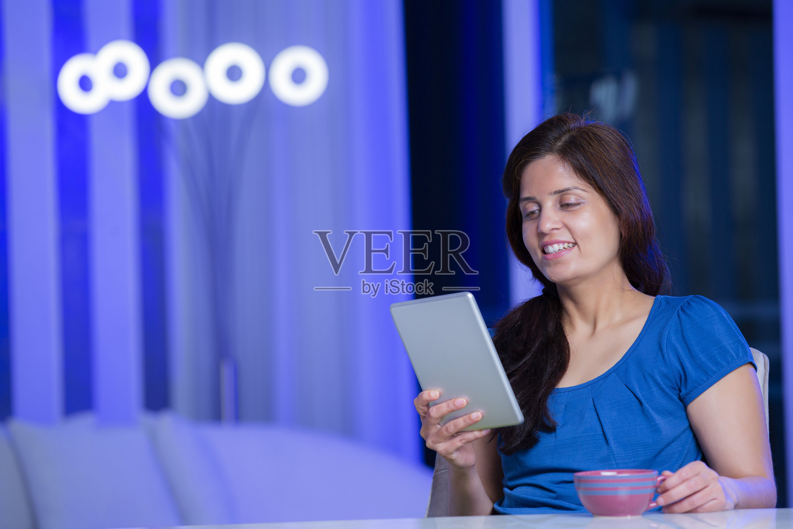 女性使用数字平板电脑库存图像照片摄影图片