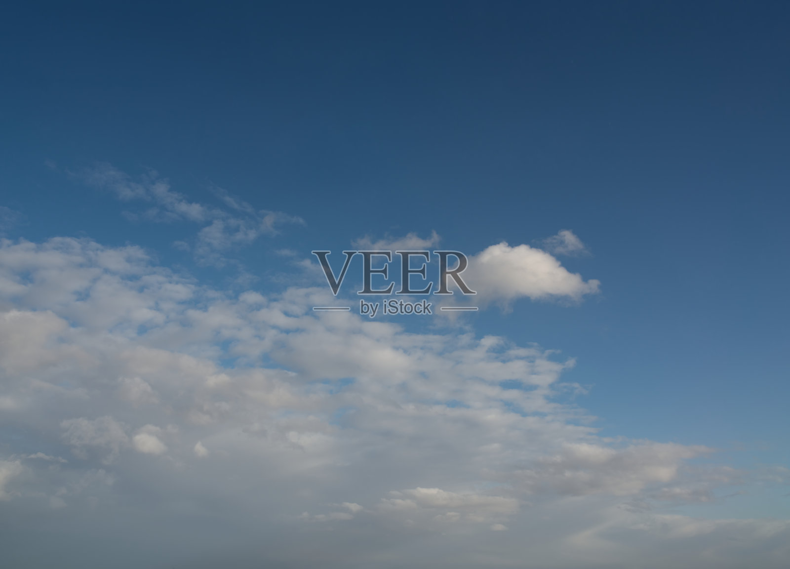 美丽的云映衬着蓝天，全景照片摄影图片