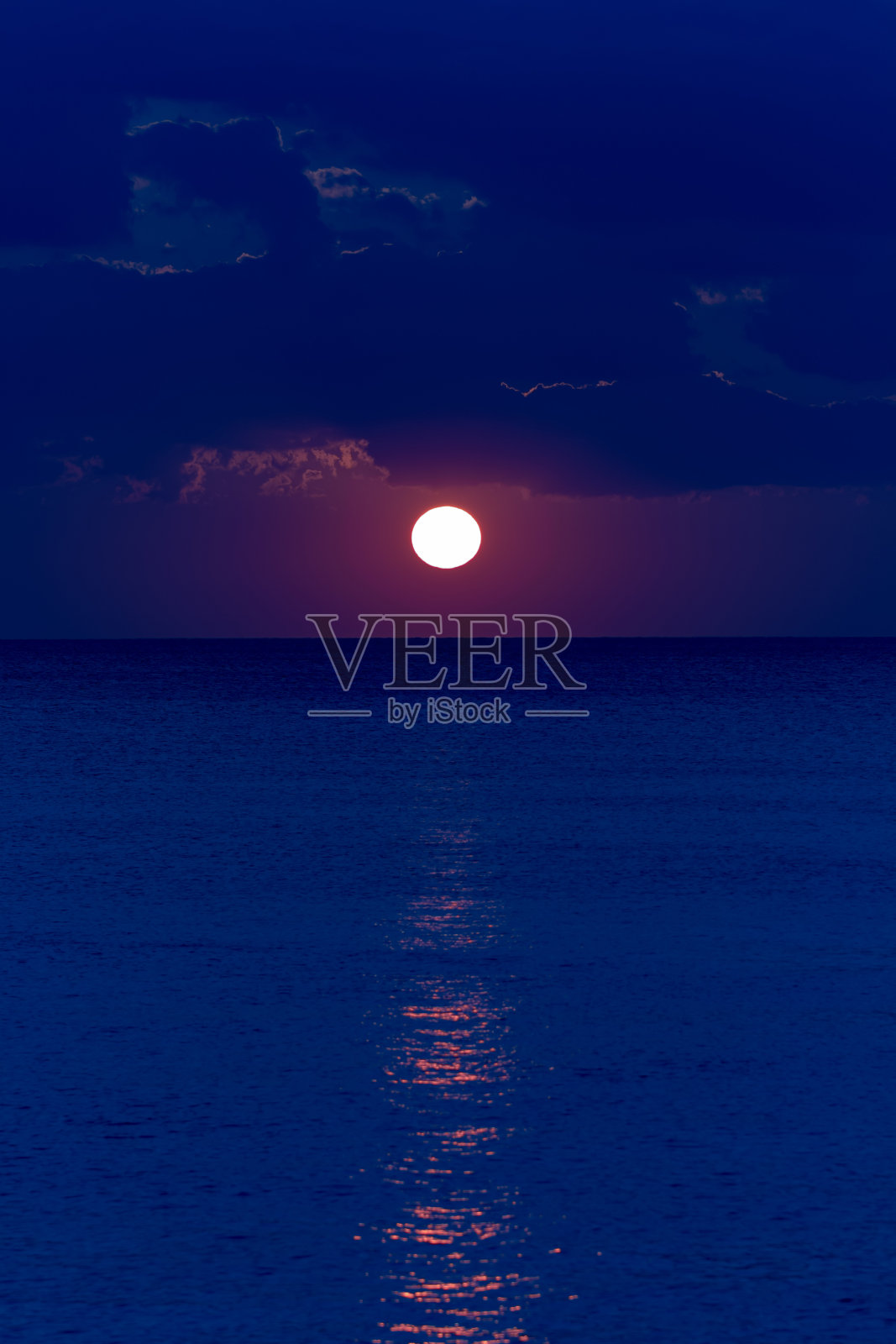 地平线上的日出/日落呈现出热带的色彩。照片摄影图片