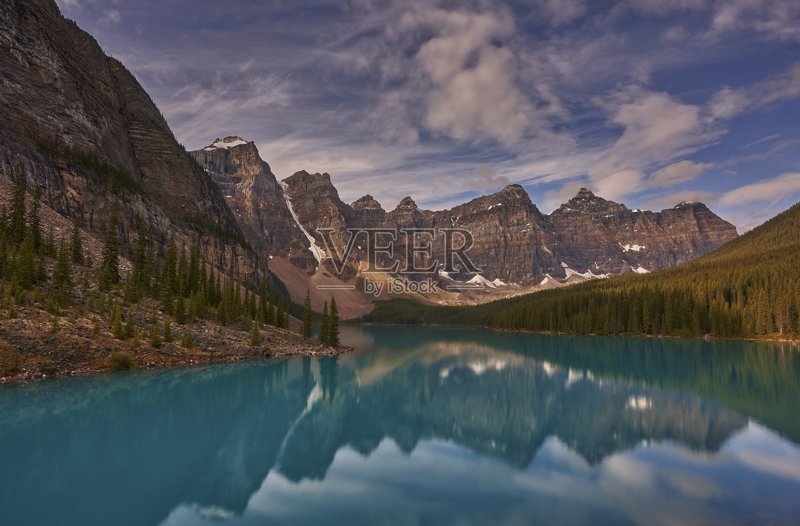在加拿大落基山脉的冰碛湖上完美的倒影照片摄影图片
