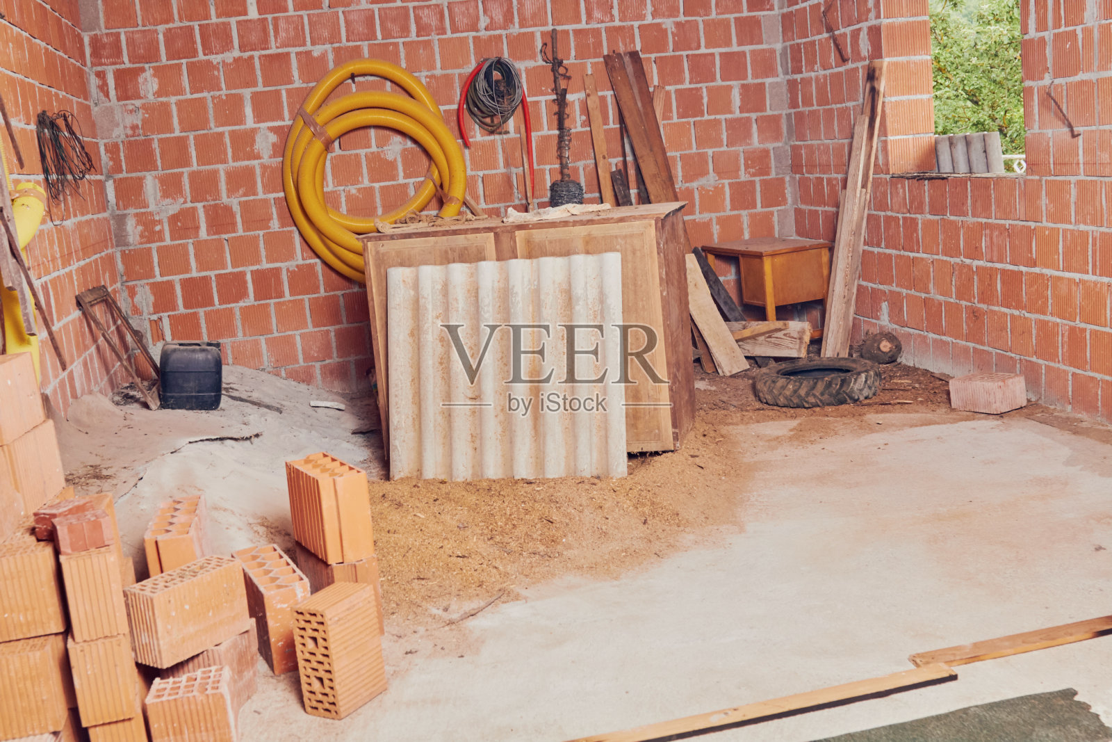 房屋在翻新过程中采用砖、砂等材料。照片摄影图片