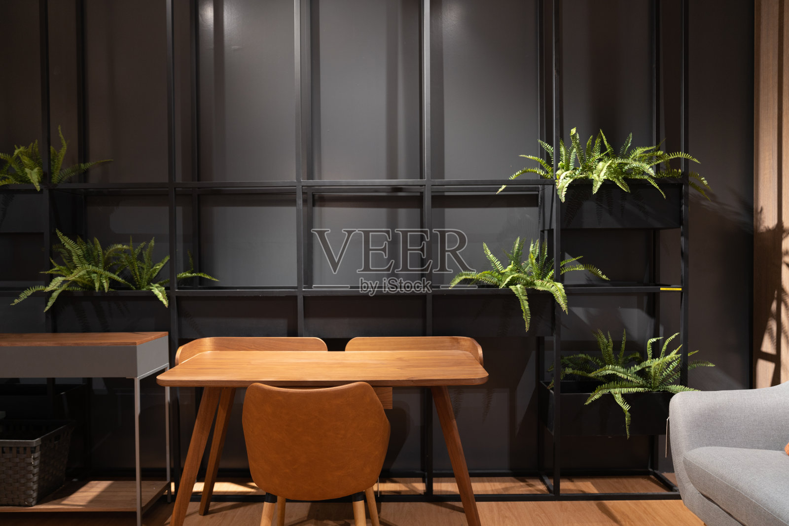 时尚的阁楼工作角与木桌，皮革椅子和人造植物与黑色金属杆的背景/室内设计概念/斯堪的纳维亚室内照片摄影图片