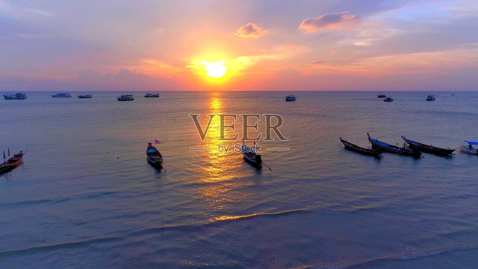 传统船只在海上的日落照片摄影图片