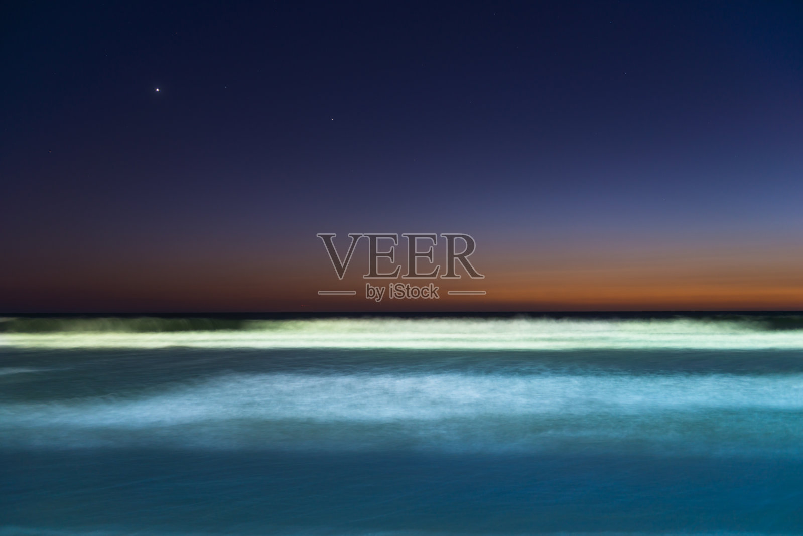 海洋。模糊长时间曝光。照片看起来像画的颜色。夜空中的星星。圣地亚哥海滩。加州。照片摄影图片