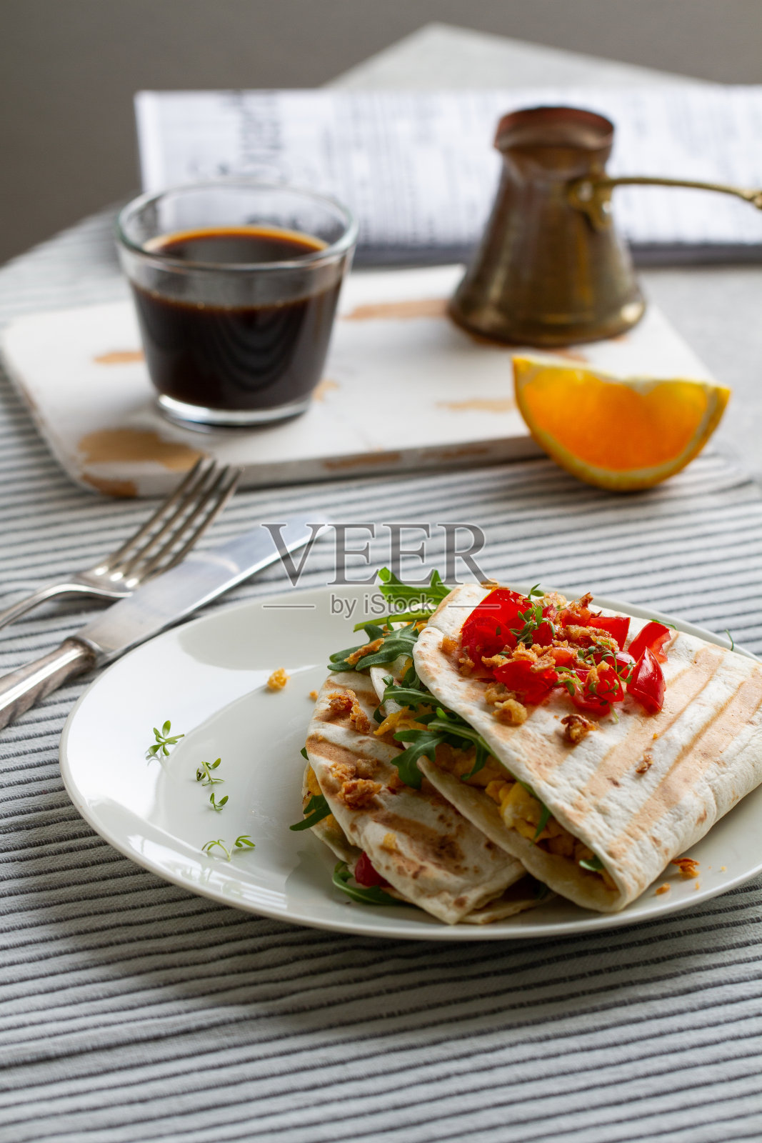 用鸡蛋、芝麻菜和西红柿包裹的玉米饼照片摄影图片