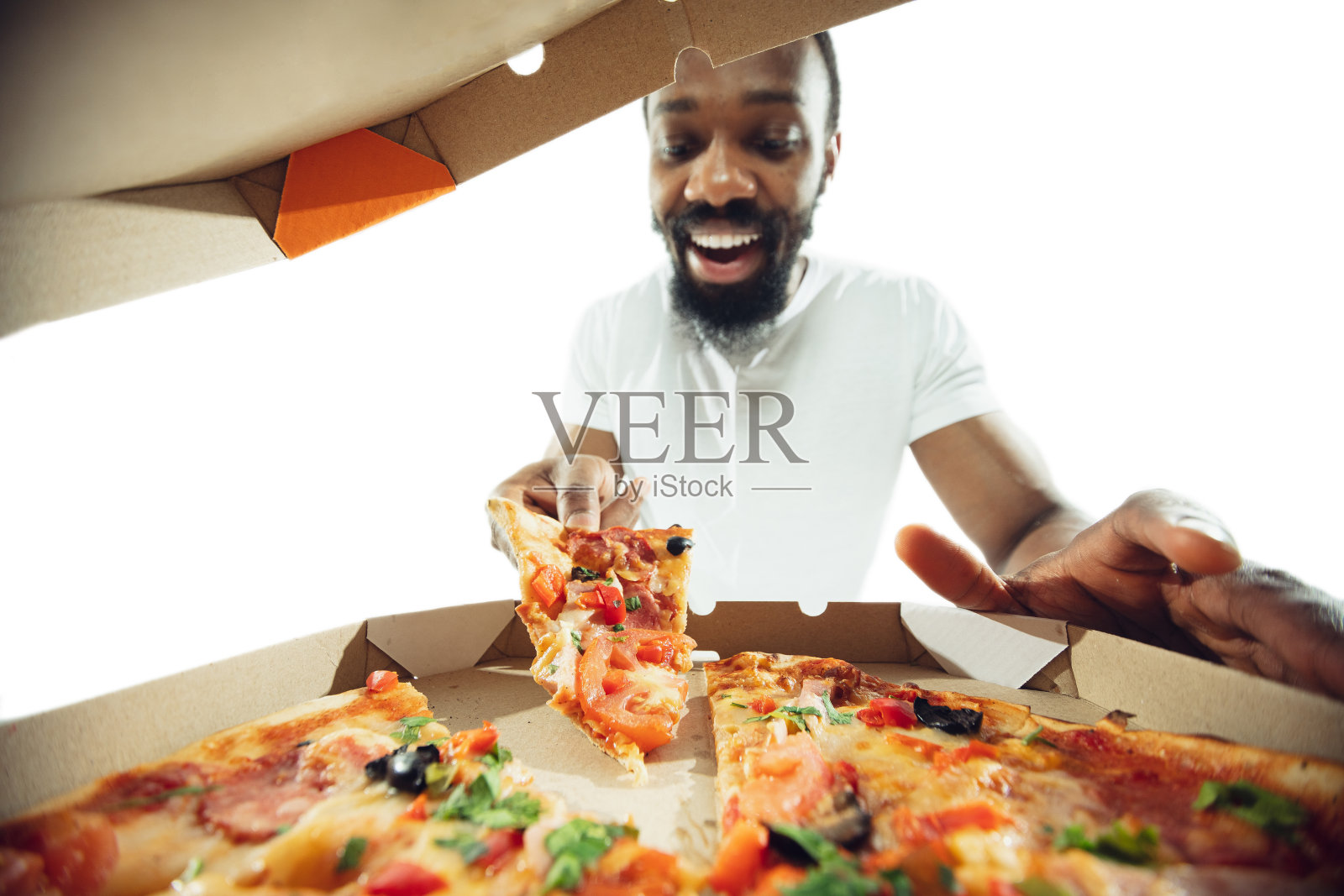 令人惊叹的非洲裔美国人准备难以置信的食物与近距离的行动，细节和明亮的情绪，专业厨师。从盒子外看披萨照片摄影图片