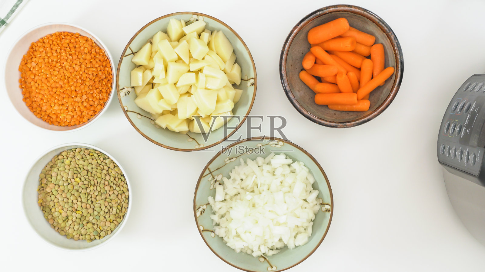 切碎的洋葱，土豆，胡萝卜和扁豆放在碗里，从上面看。小扁豆汤食谱，食材摆在餐桌上照片摄影图片