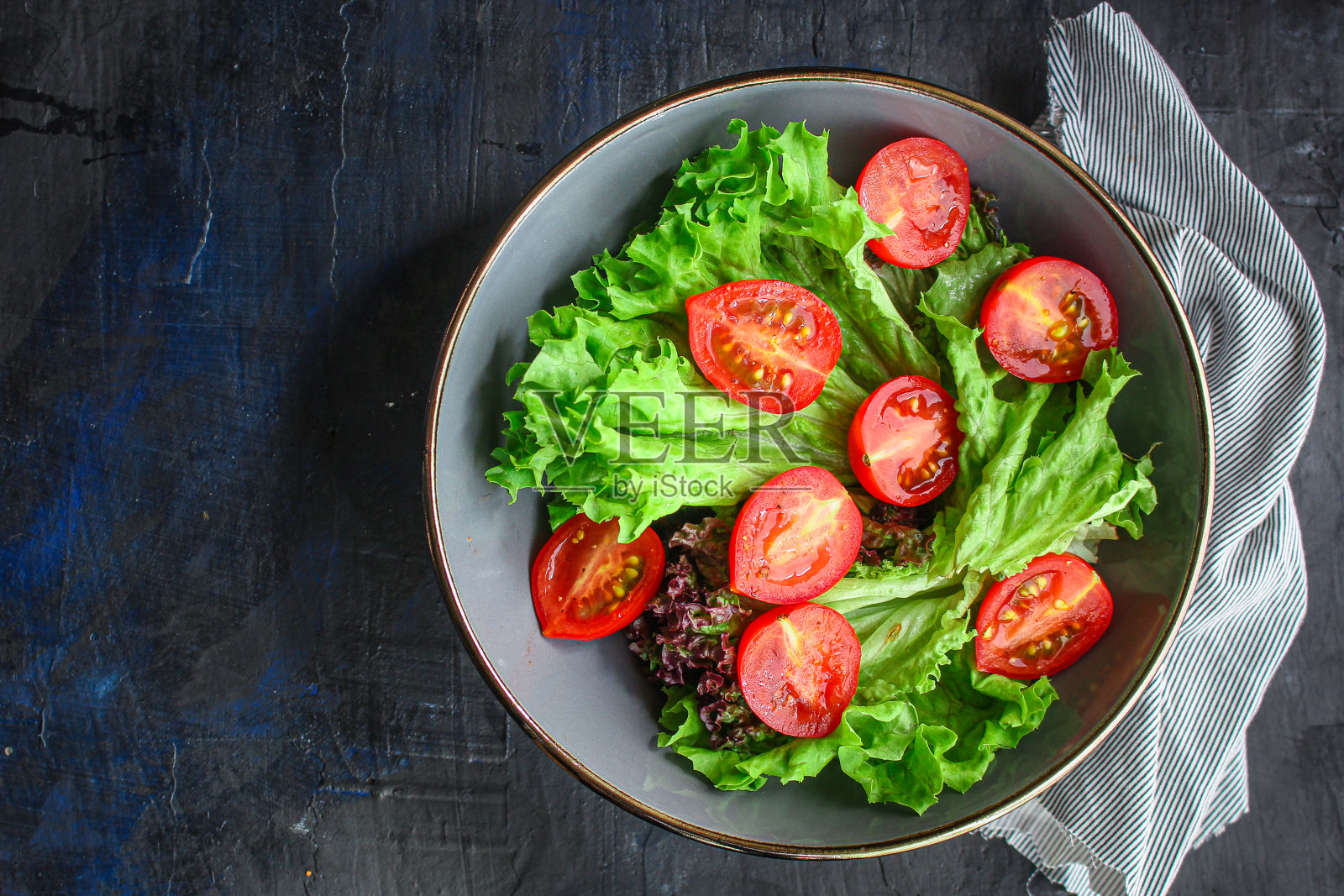 健康沙拉混合微绿叶、黄瓜、番茄、洋葱等配料。食物背景拷贝空间照片摄影图片