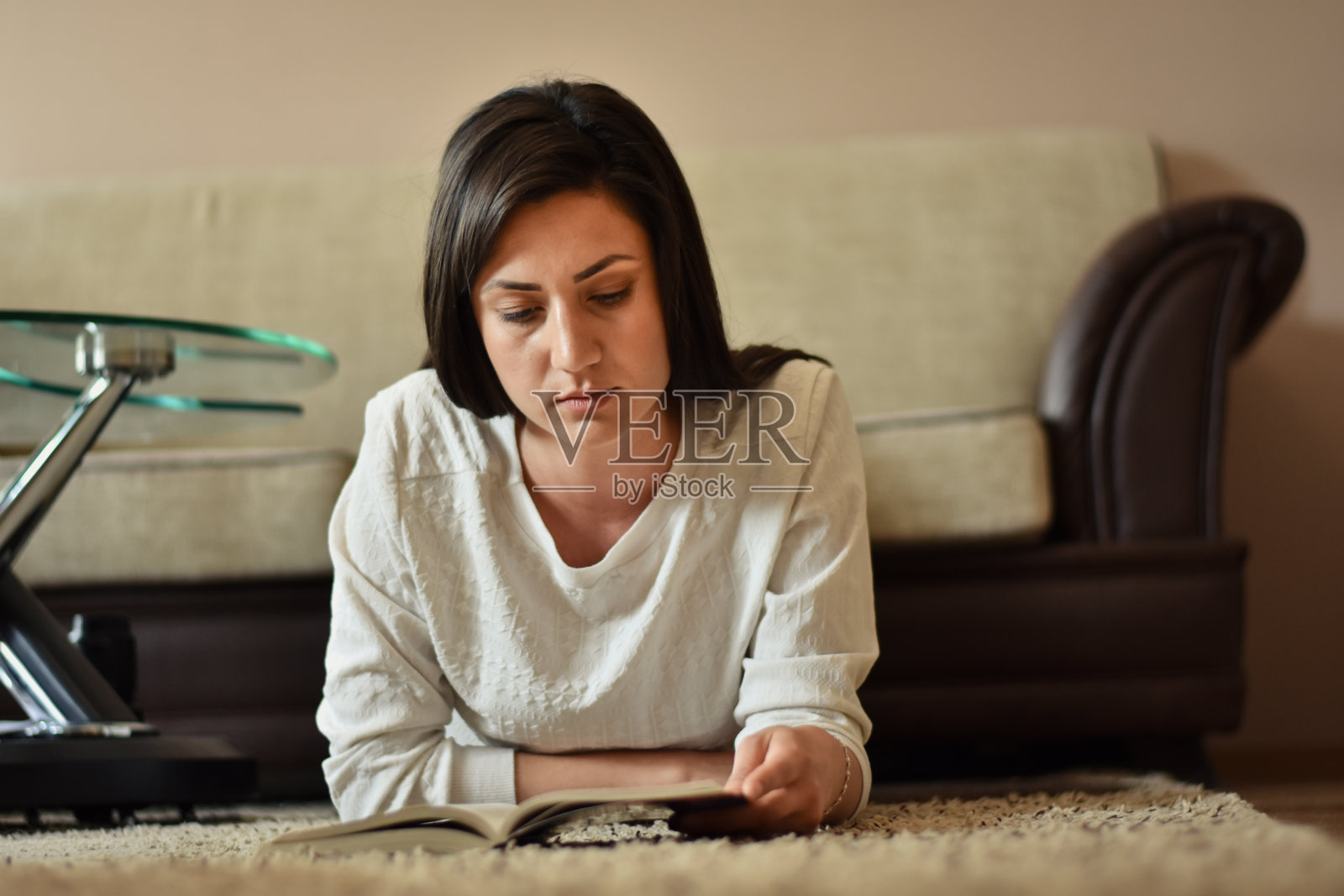 女人读的书照片摄影图片