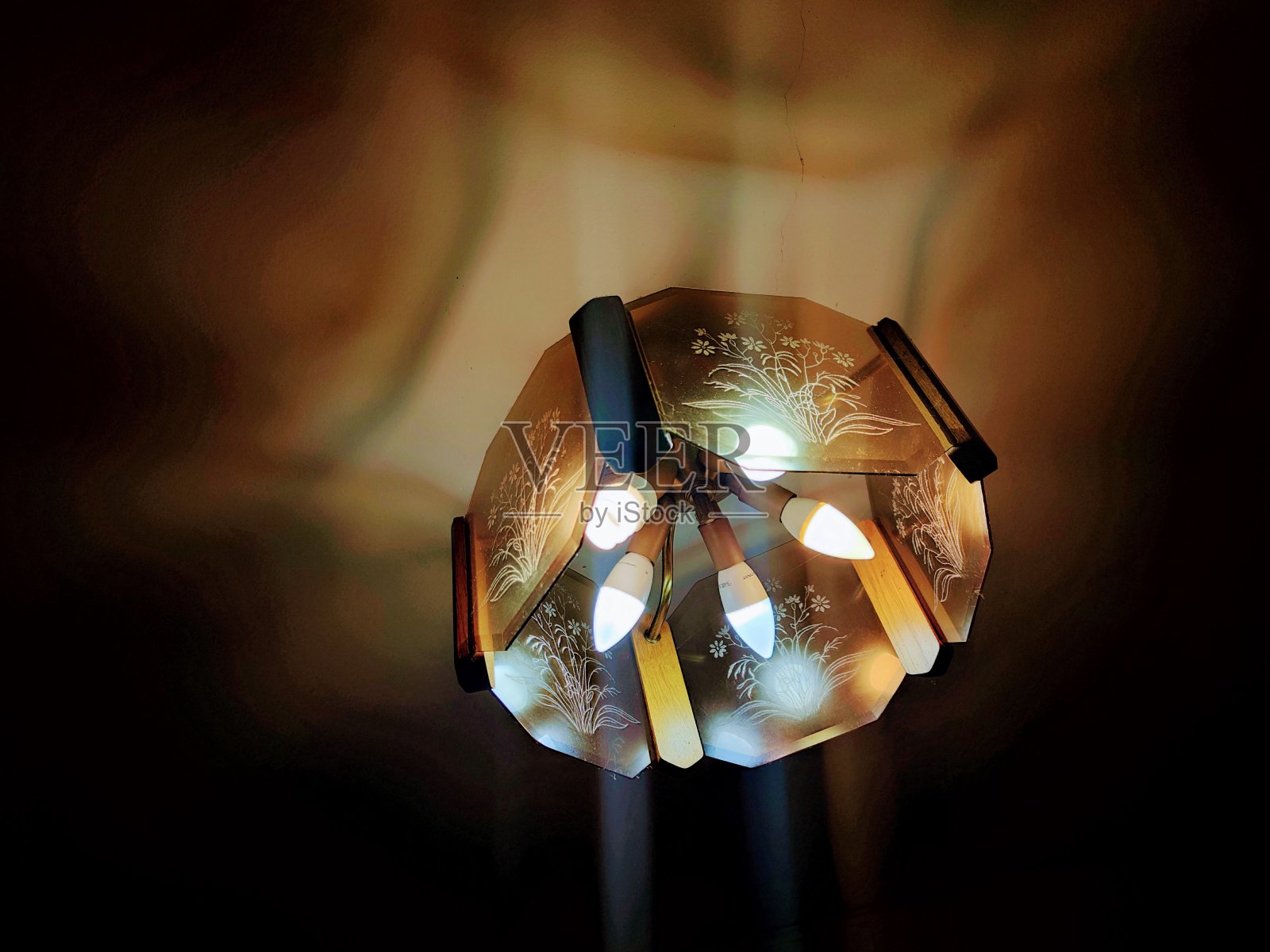 玻璃配图案，灯配白光灯照片摄影图片