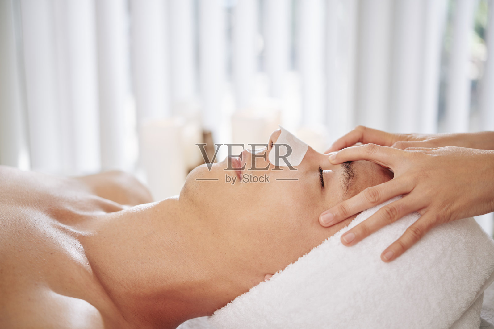 接受面部护理的男子照片摄影图片