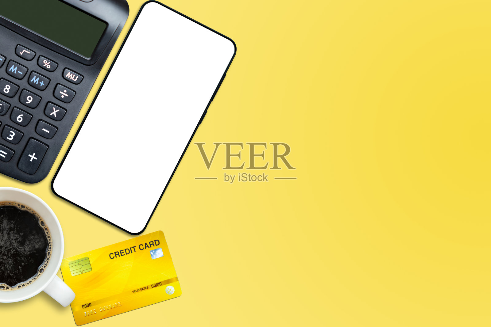 带有鲜艳黄色背景计算器的信用卡照片摄影图片