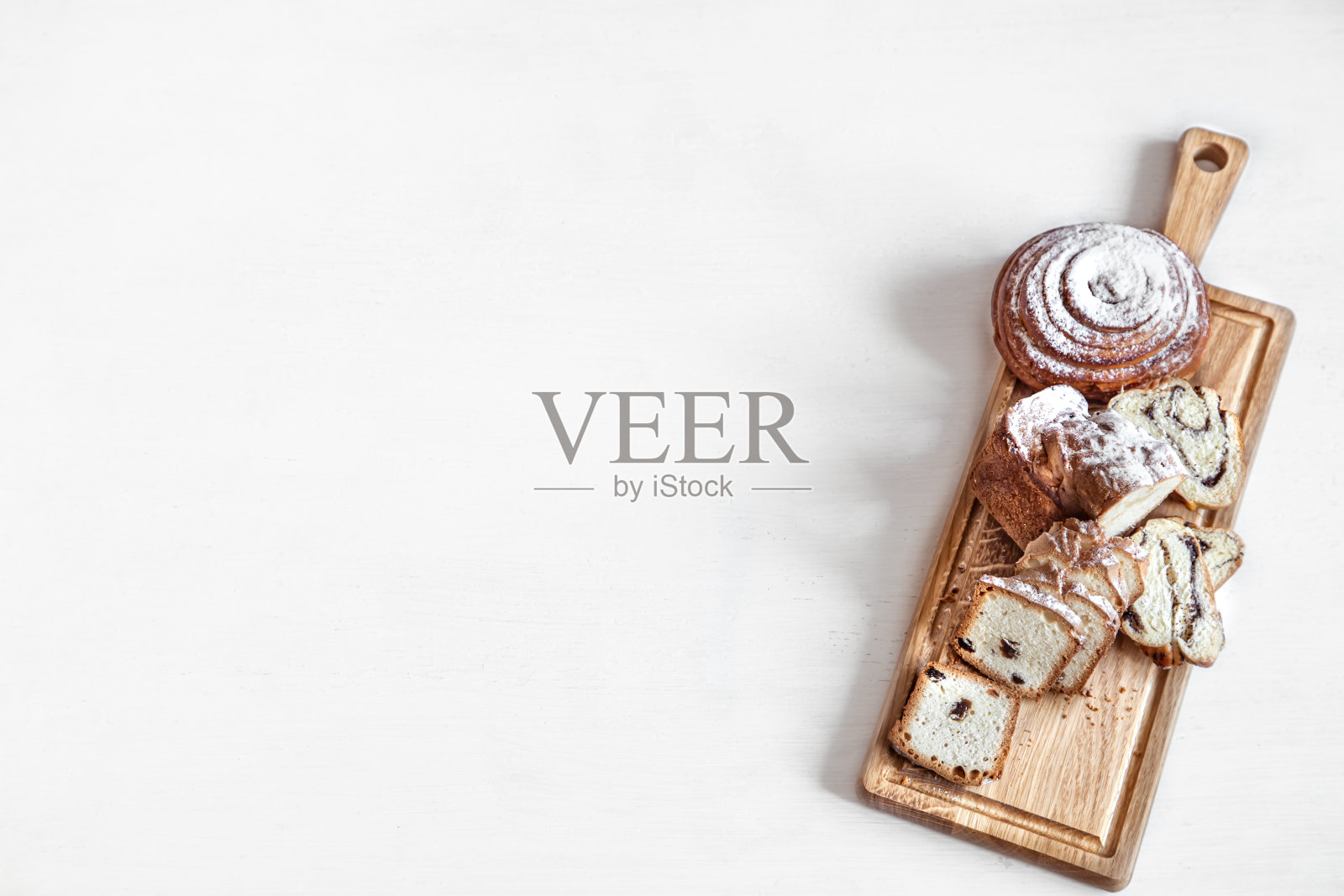 不同的新鲜糕点放在木棍上照片摄影图片