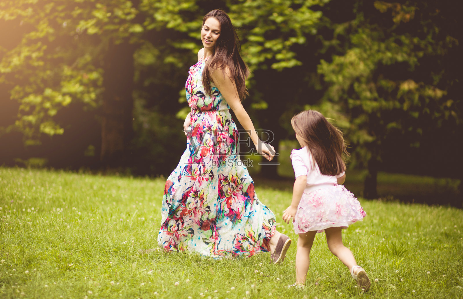 牵着我的手，让我们一起去冒险。照片摄影图片