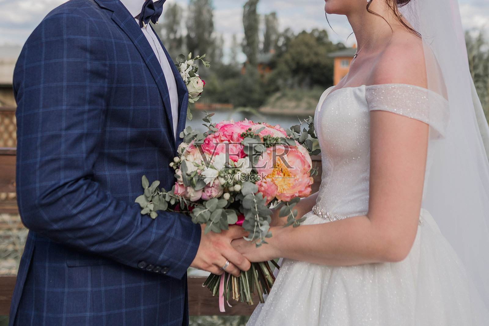 新娘和新郎在公园里照片摄影图片