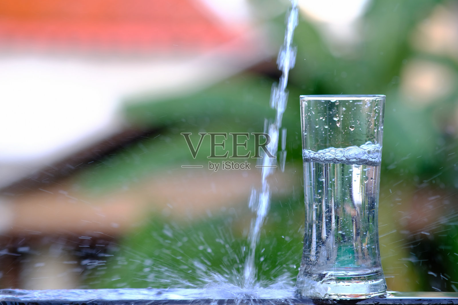 将饮用水倒在木桌的背景上照片摄影图片