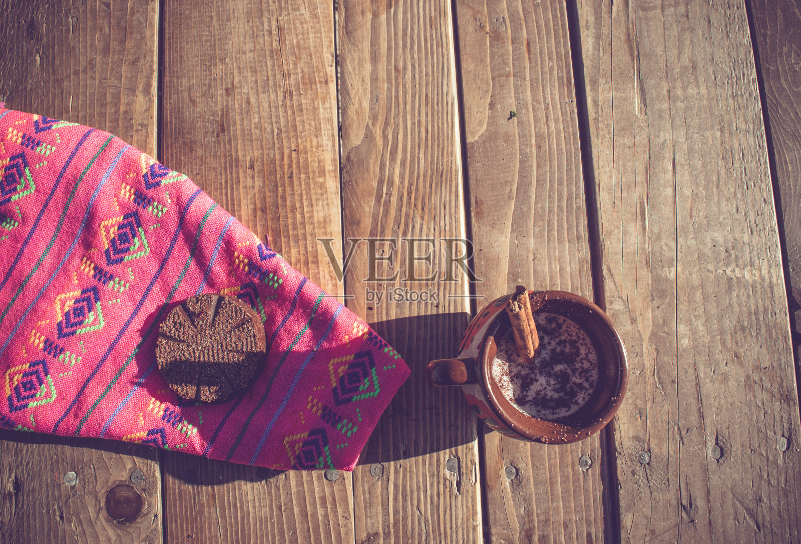 Champurrado或墨西哥巧克力与肉桂在传统的黏土杯照片摄影图片