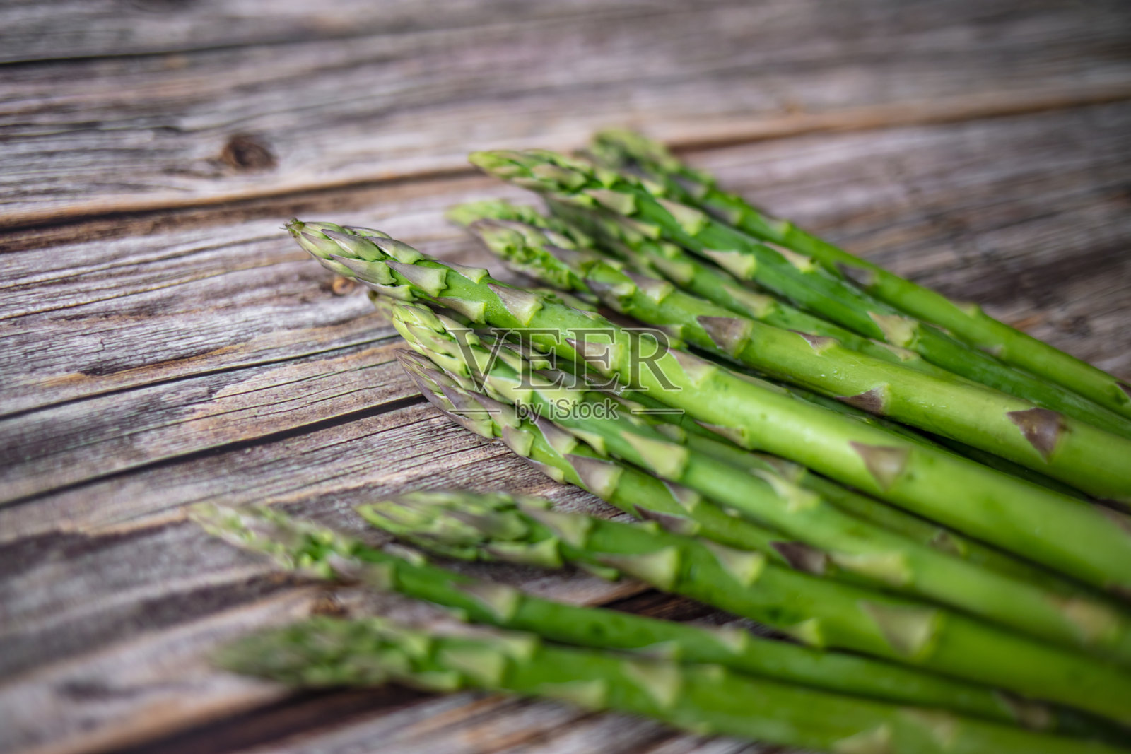 新鲜的绿色芦笋排照片摄影图片