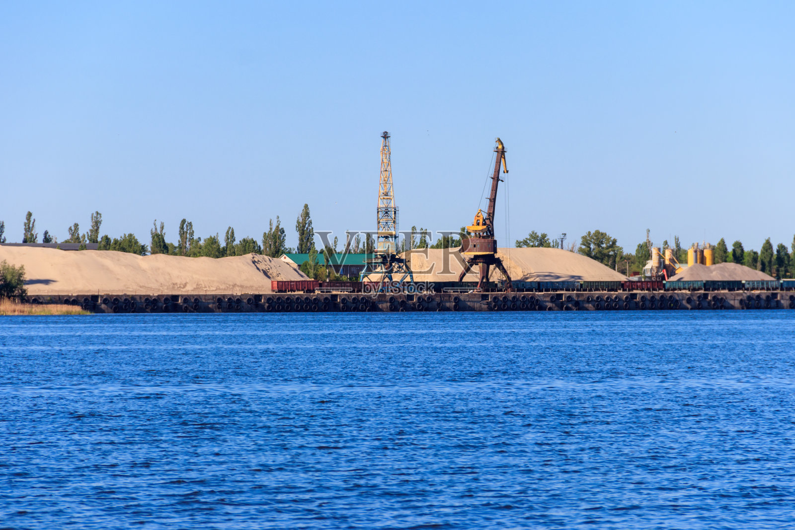 乌克兰克雷门查克第聂伯河货港的起重机正在吊装照片摄影图片