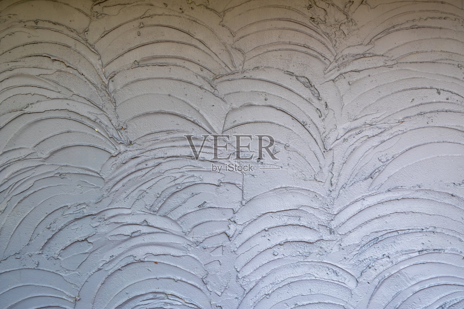 浅蓝色混凝土墙，波纹鱼鳞图案作为抽象背景。照片摄影图片