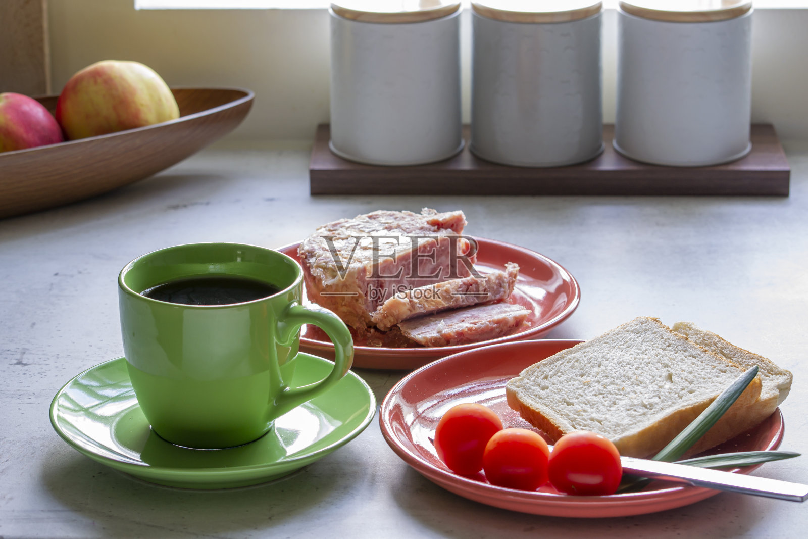 早餐有吐司和黑咖啡。照片摄影图片