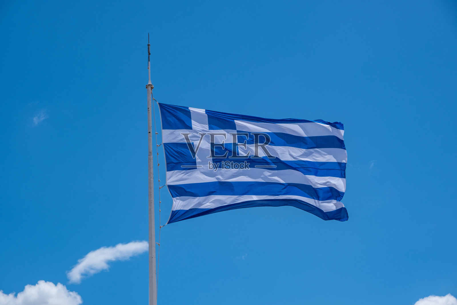 在蓝天背景下飘扬的希腊国旗照片摄影图片