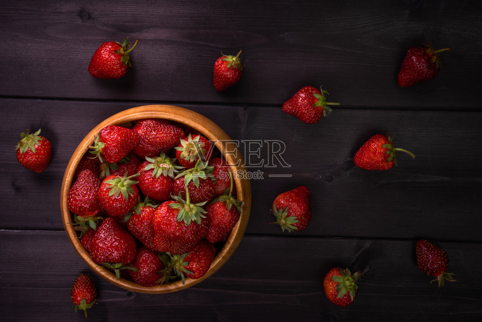 “草莓”以木作背景照片摄影图片