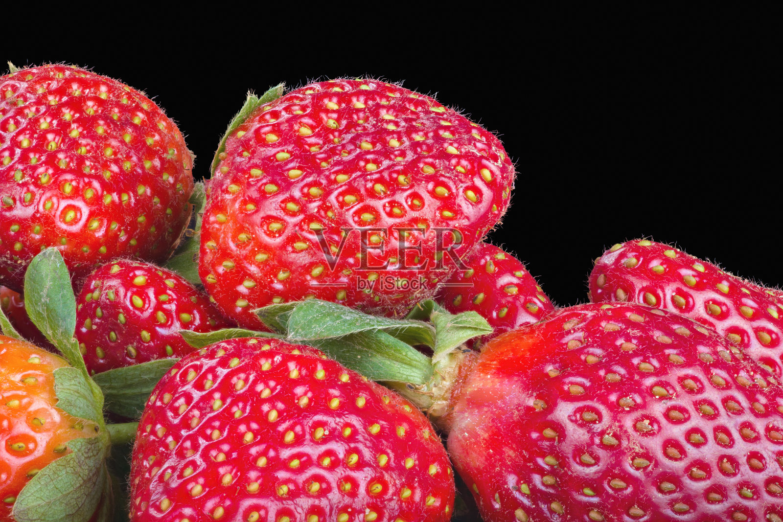 一堆成熟的草莓近距离孤立在黑色背景照片摄影图片