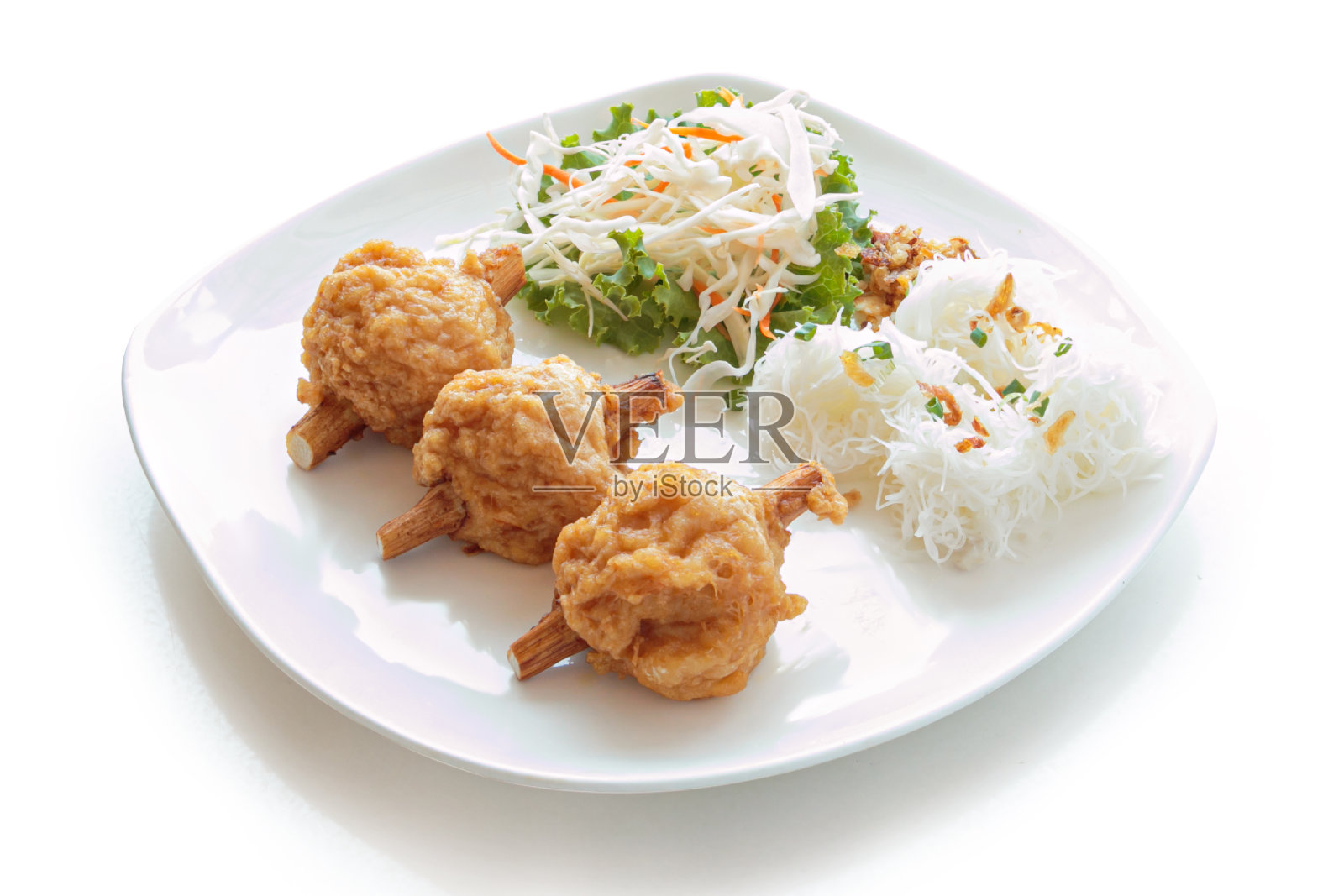 甘蔗炸虾孤立在白色背景。剪切路径。照片摄影图片