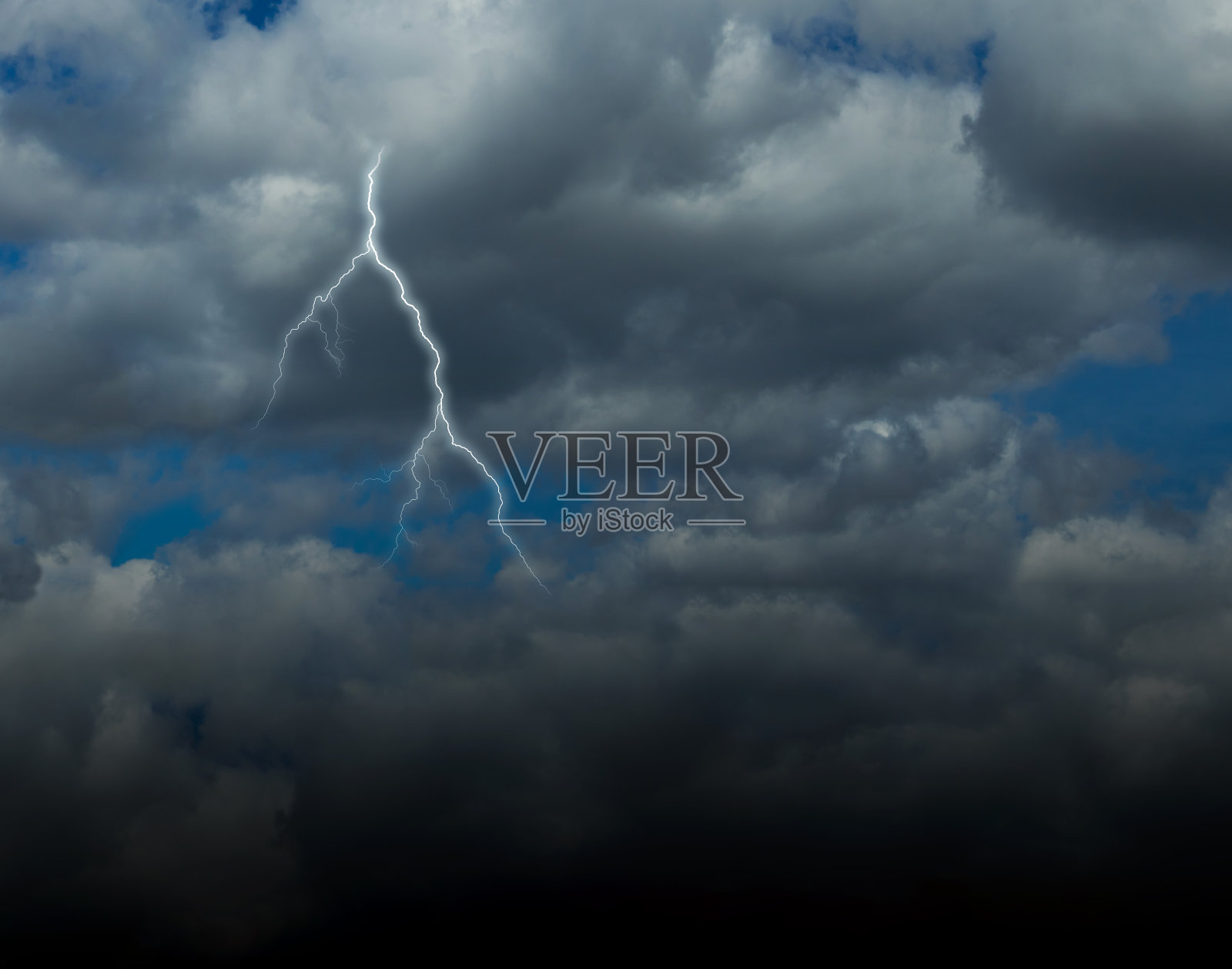 雷雨前的乌云是黑色的照片摄影图片